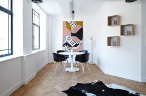 Hoe je een minimalistisch interieur toch warm en gezellig houdt