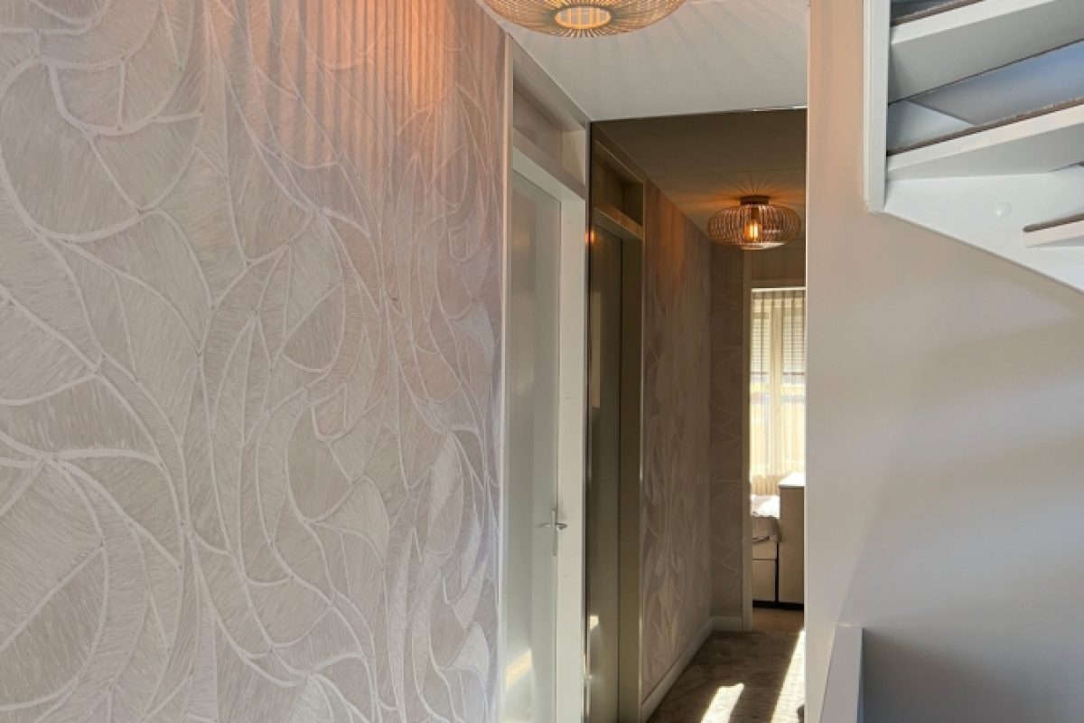 Alles wat je moet weten over plafondlampen De functie van verlichting in huis Een plafondlamp is vaak het eerste wat je ziet wanneer je een kamer binnenkomt. Het zorgt niet alleen voor licht, maar bepaalt ook de sfeer in de ruimte. In de woonkamer geeft een plafondlamp gezelligheid en warmte, terwijl in de keuken juist helder en praktisch licht nodig is. In de slaapkamer kies je vaak voor zachter licht dat rust uitstraalt. Het maakt dus veel uit welke lamp je ophangt en welk licht je wilt creëren. Voor een groot aanbod aan verschillende stijlen kun je kijken op deze pagina. Verschillende stijlen en vormen Er zijn veel soorten plafondlampen verkrijgbaar, zodat je altijd iets vindt dat past bij je interieur. Denk aan ronde of vierkante vormen, moderne ontwerpen of klassieke uitvoeringen. Een industriële plafondlamp past goed in een stoer interieur met veel metaal en ruwe materialen. Een design plafondlamp geeft juist een moderne en strakke uitstraling. Voor wie van natuurlijke tinten houdt zijn houten plafondlampen een goede keuze, terwijl een art deco plafondlampen sfeer en luxe in huis brengen. Voor een rustige uitstraling werken witte plafondlampen of juist zwarte plafondlampen erg goed. Wil je verschillende stijlen bekijken, dan vind je een overzicht van plafondlampen Plafondlampen voor verschillende ruimtes Elke ruimte vraagt om een andere soort lamp. Voor de woonkamer zijn plafondlampen woonkamer vaak groter en krachtiger, omdat ze een groter oppervlak moeten verlichten. In de slaapkamer zijn plafondlampen meestal zachter en sfeervoller, zodat het licht niet te fel is. In de hal of gang is een compacte lamp handig omdat daar vaak minder ruimte is. In de badkamer kies je voor lampen die bestand zijn tegen vocht. Zo heeft iedere ruimte zijn eigen eisen en past niet iedere lamp overal even goed. Materialen en kleuren die sfeer bepalen Het materiaal en de kleur van de lamp hebben veel invloed op de uitstraling. Metaal zorgt vaak voor een stoere en moderne look. Hout geeft warmte en past goed bij een natuurlijk interieur. Glas laat veel licht door en is daardoor praktisch in donkere ruimtes. Zwart geeft een strakke en krachtige uitstraling, terwijl wit de ruimte optisch groter laat lijken. Door goed te kijken naar de materialen en kleuren van de lamp, maak je je interieur compleet. Praktische tips bij het kiezen Bij het kopen van plafondlampen is het handig om te letten op de grootte van de ruimte en de hoogte van het plafond. Een grote lamp in een kleine kamer voelt snel te zwaar, terwijl een te kleine lamp in een ruime kamer verloren lijkt. Kijk ook naar de lichtsterkte en of de lamp dimbaar is. Daarmee kun je de sfeer makkelijk aanpassen aan verschillende momenten van de dag. Energiezuinige verlichting als voordeel Naast stijl en sfeer is energieverbruik ook belangrijk. Steeds meer plafondlampen zijn geschikt voor ledverlichting. Ledlampen verbruiken weinig energie en gaan lang mee. Ze zijn verkrijgbaar in verschillende lichtkleuren, van warm wit tot koel wit. Daardoor kun je zelf bepalen welke sfeer je in huis wilt neerzetten. Door te kiezen voor led bespaar je op je energierekening en draag je bij aan een duurzamere woning. Trends in plafondlampen De laatste jaren zie je steeds vaker dat mensen kiezen voor grote eyecatchers in de kamer. Denk aan opvallende vormen, natuurlijke materialen zoals bamboe of hout, en lampen die meerdere lichtpunten hebben. Ook slimme verlichting wordt steeds populairder. Daarmee kun je de lamp bedienen met een app of spraak. Zo heb je niet alleen licht, maar ook gemak en flexibiliteit in huis.