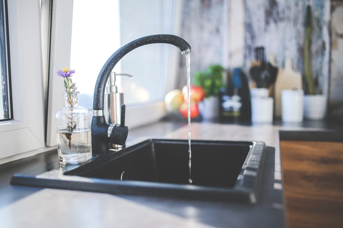 De juiste wastafelkraan kiezen voor stijl en comfort in je badkamer